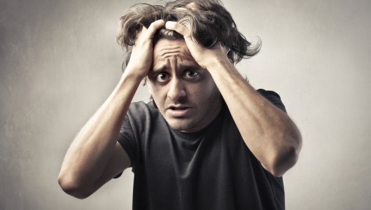 Hombre intimidado por las mujeres